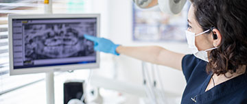 Le chirurgien-dentiste interprète une radio dentaire - MACSF