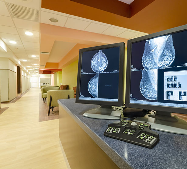 Des radiographie sont affichées sur l'écran de l'ordinateur situé dans le couloir - MACSF