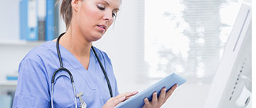 Une professionnelle de santé consulte sa tablette - MACSF