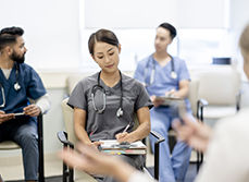Une étudiante en médecine prend des notes pendant une formation  - MACSF