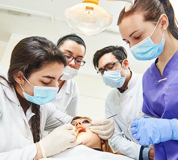 Une étudiante réalise un stage en chirurgie dentaire - MACSF