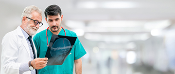 Un médecin senior observe une radio avec un docteur junior - MACSF