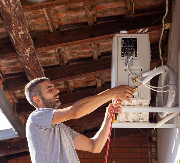 Installation d'une pompe à chaleur sur la façade d'une maison - MACSF