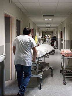 Transfert d'un patient décédé en chambre mortuaire - MACSF
