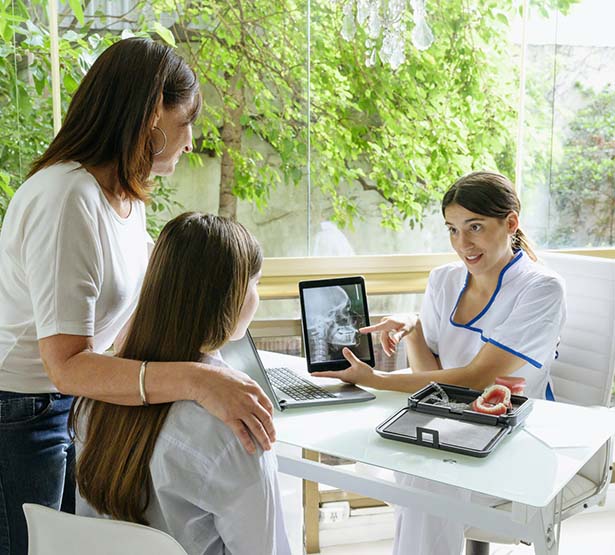 Une mère et sa fille mineure regardent la tablette présentée par la dentiste - MACSF