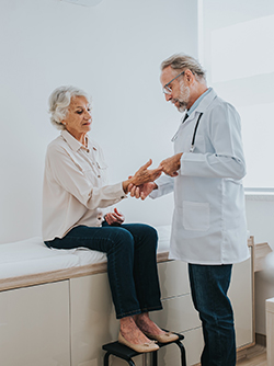 Un médecin ausculte une patiente âgée - MACSF