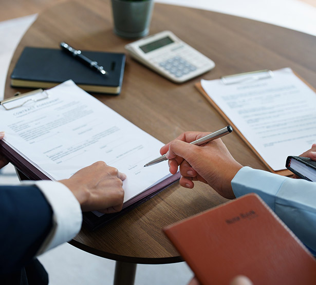 Signature d'un contrat - MACSF