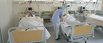 Une infirmière surveille des patientes en salle de surveillance post-interventionnelle - MACSF