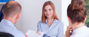 Une jeune diplômée passe un entretien d'embauche