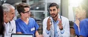 Equipe médicale qui discute