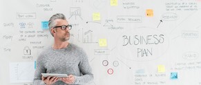 Homme établit business plan macsf