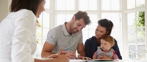Des parents ouvrent un contrat d'épargne pour leur enfant.