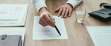 Un assureur propose la signature d'un contrat - MACSF