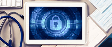 Une tablette affichant un cadenas sur le bureau d'un médecin - MACSF
