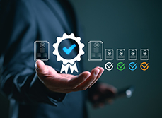 Une main tendue présente un symbole virtuel de certification validée - MACSF