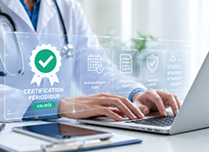 Un médecin pianote sur son pc portable avec une incrustation en filigrane - MACSF