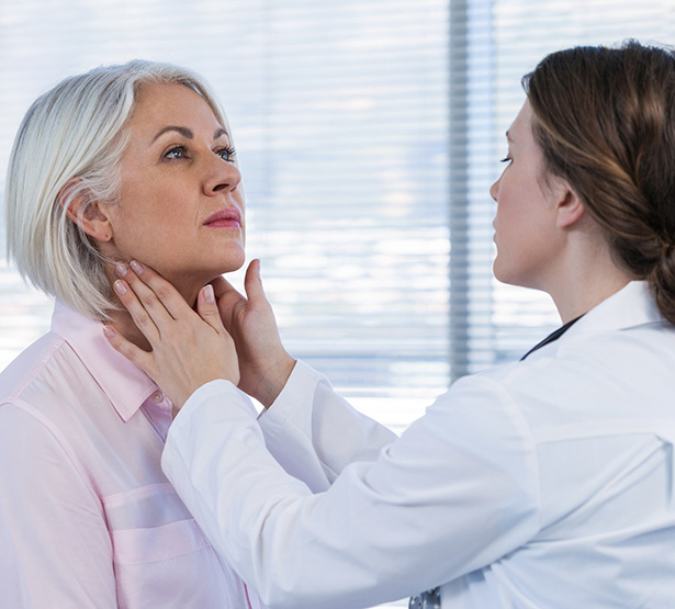 Une femme médecin examine le cou d'une patiente - MACSF