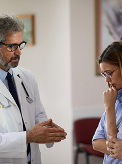 Un médecin annonce une mauvaise nouvelle à un couple - MACSF