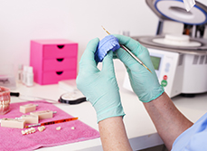 Gros plan sur les mains d'un épithésiste réalisant une prothèse - MACSF