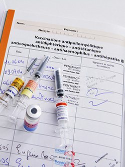 Vaccins posés sur la page des vaccinations d'un carnet de santé - MACSF