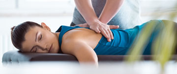Un kinésithérapeute pratique un massage sur une patiente - MACSF