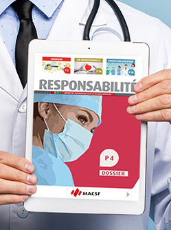 Un médecin tenant une tablette - MACSF