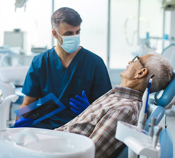 Le dentiste discute avec le patient âgé - MACSF
