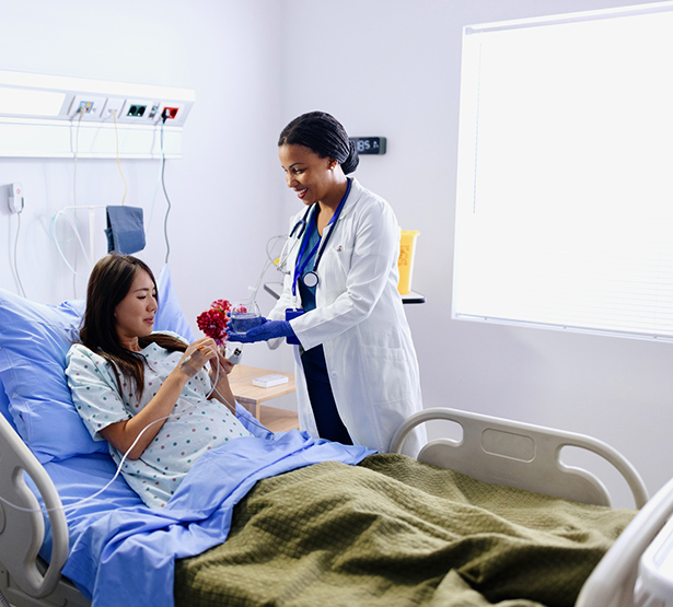 Une élève sage-femme donne un médicament à une parturiente - MACSF