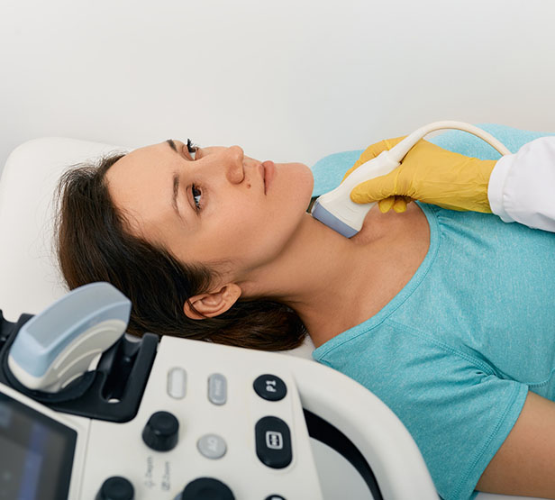 Le radiologue effectue une échographie de la thyroïde sur une femme - MACSF