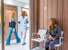 Une infirmière et une patiente dans un couloir et une patiente assise dans une salle d'attente - MACSF