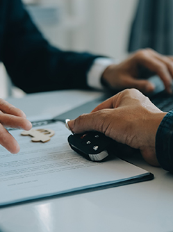 Echange d'une clé de véhicule lors de la signature d'un contrat - MACSF