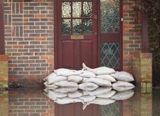 Des sacs de sable protège la maison de l'inondation MACSF