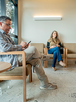 Un homme et une femme patiente dans la salle d'attente du médecin - MACSF