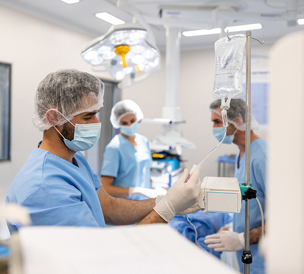 Le médecin règle la perfusion du patient au bloc - macsf