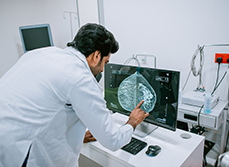 Un médecin pointe du doigt l'écran de l'ordinateur montrant une imagerie médicale - MACSF