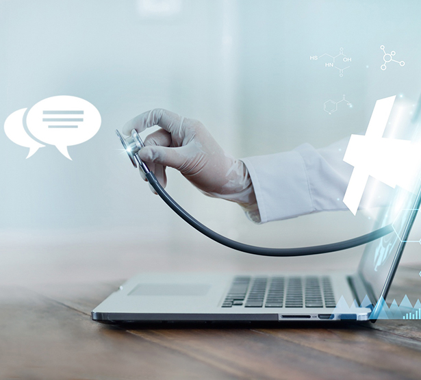 Une main de médecin tenant un stéthoscope sort de l'écran d'un ordinateur portable - MACSF