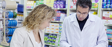 Pharmacien présente un produit à une cliente - MACSF
