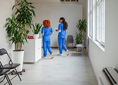 2 infirmières de dos dans le couloir d'un établissement de santé - MACSF