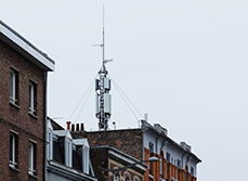 Antenne relais sur le toit d'un bâtiment en ville - MACSF