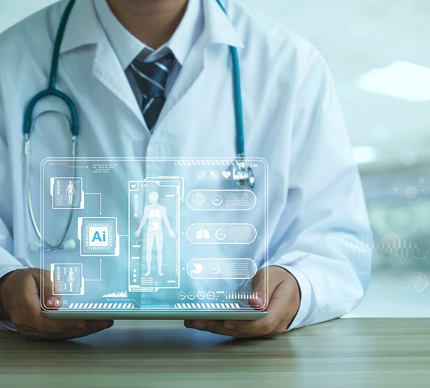 Un médecin tient une tablette avec une représentation d'IA - MACSF