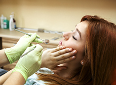 Une patiente chez le dentiste souffre des dents - MACSF