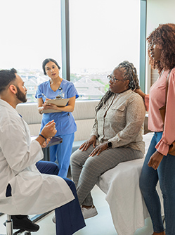 Une patiente et sa fille écoutent le médecin à l'hôpital - MACSF