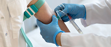 Une infirmière effectue un prélèvement sanguin | MACSF