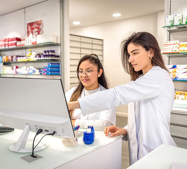 Deux pharmaciennes consultent l'ordinateur - MACSF
