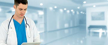 médecin regard tablette dans le hall de l'hopital | MACSF