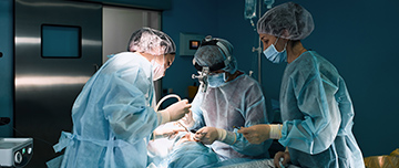 Une équipe chirurgicale ORL pratique une intervention - MACSF