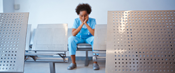 Une infirmière déprimée sur une chaise - MACSF