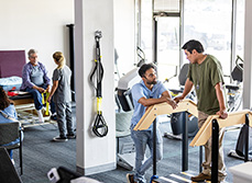 Des kinés discutent avec des patients dans une salle de rééducation - MACSF