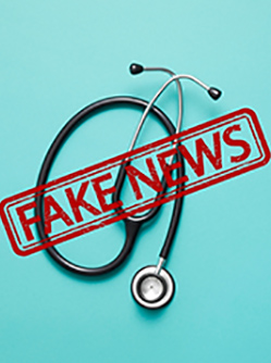 Un stéthoscope posé sur un fond bleu avec la mention fake news - MACSF