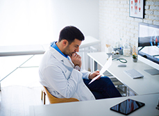 Un médecin soucieux devant son ordinateur - MACSF